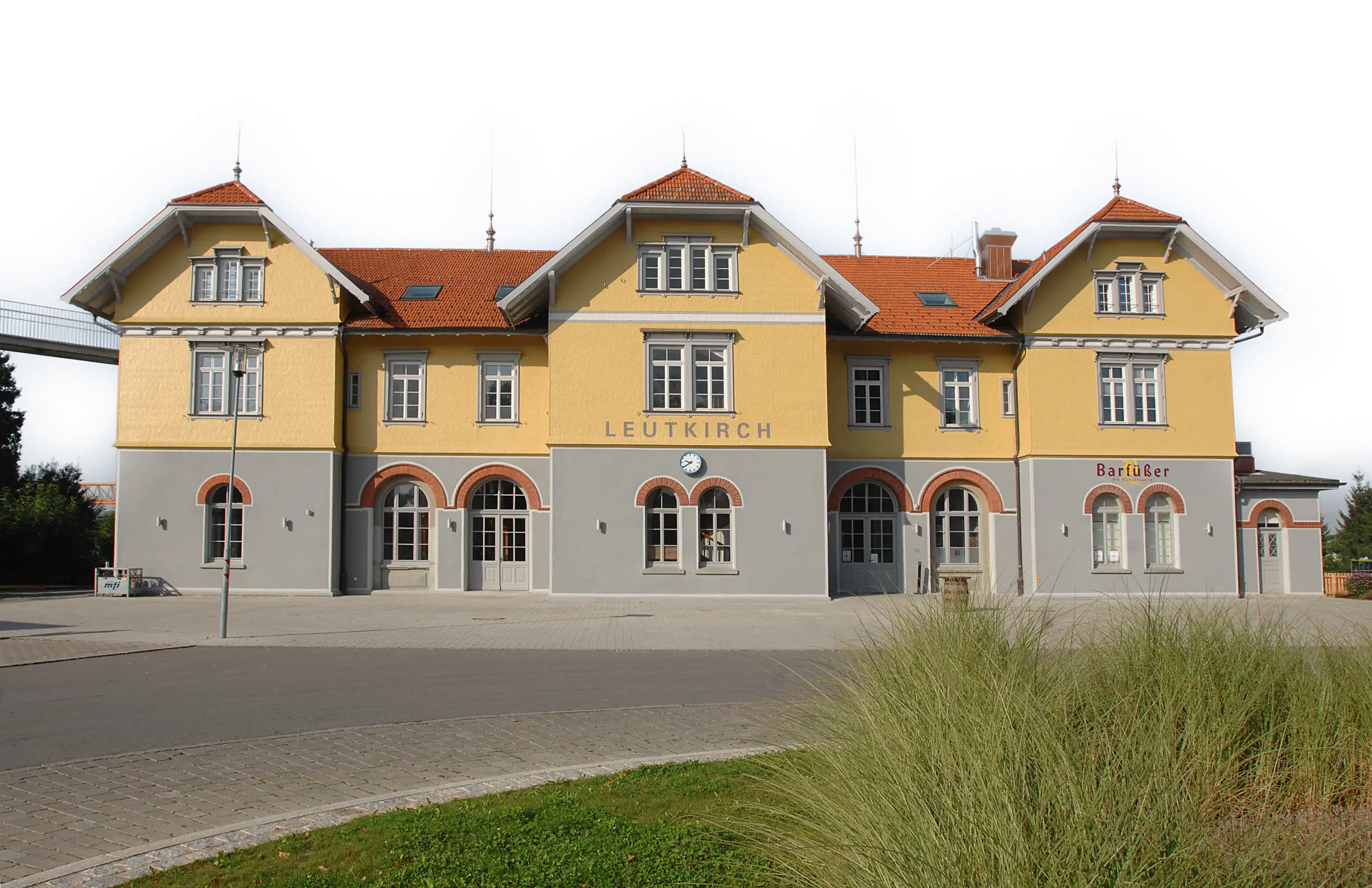 Außenansicht des Leutkircher Bürgerbahnhofs in Leutkirch im Allgäu